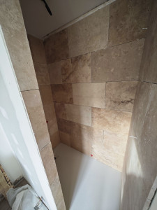 Photo de galerie - Douche en travertin 1,2cm