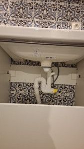 Photo de galerie - L’une de mes interventions :
Démontage de l’ancien lavabo, de la robinetterie et de la vasque, puis installation d’un nouvel ensemble selon les mesures et le plan du client.

