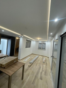 Photo de galerie - Réalisation complète de A à Z : création d'un faux plafond avec gorge lumineuse pour éclairage LED, pose de placo, jointoyage et mise en peinture de finition. Un résultat moderne et élégant.