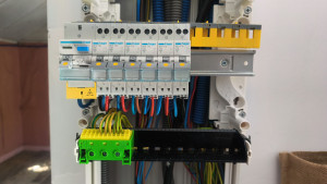 Photo de galerie - Création tableau électrique secondaire avec circuits prises, lumières et chauffages.