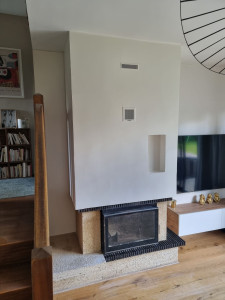 Photo de galerie - Enduisage/lissage d'une cheminée en crépi, et mise en peinture 