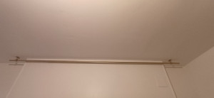 Photo de galerie - Fixation de bare de rideaux 

