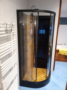 Photo de galerie - Installation d'une cabine de douche.
