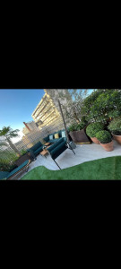 Photo de galerie - Réalisation terrasse composite + installation gazon synthétique, pose de meubles, agencement, plantations