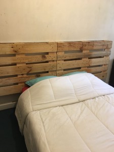 Photo de galerie - Tête de lit en palettes Europe fixer au mur 