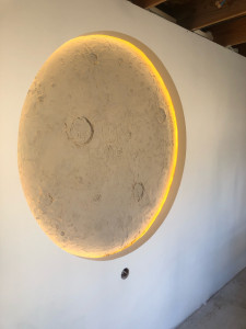 Photo de galerie - Réalisation d’une lune éclairée dans un mur ,possibilité de créer divers décors 
