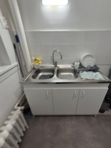 Photo de galerie - Installation complète d’une cuisine avec évier et mitigeur. 