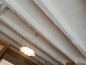 Photo de galerie - J'ai rénové les poutres dû plafond 
ponçage, époustage, peinture 
