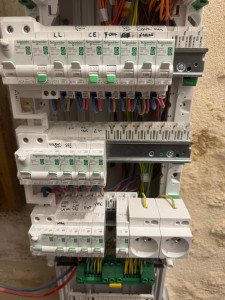 Photo de galerie - Installation d’un tableau électrique dans le cadre d’une rénovation totale d’une maison