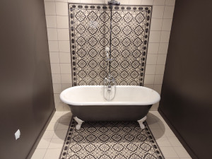 Photo de galerie - Pose d'une baignoire en fonte design avec robinetterie style ancien.