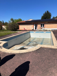 Photo de galerie - Rénovation d’un bassin en carrelage / création d’une banquette et d’un escalier. revêtement liner 3D gris 