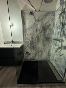 Photo de galerie - Plaque murale salle de bain imitation marbre blanc
