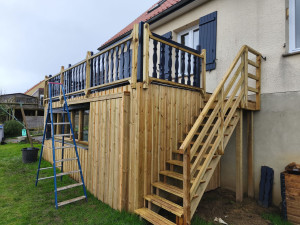 Photo de galerie - Fermeture du dessous d'une terasse. Montage d'un mur de soubassement. Fabrication et pose de châssis vitré fixe. 
Pose bardage
Fabrication et pose d'une porte coulissante
Fabrication et pose d'un escalier
fabrication d'un nouveau garde corps 
