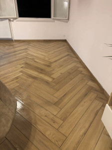 Photo de galerie - Installation carrelage imitations parquet finition. 