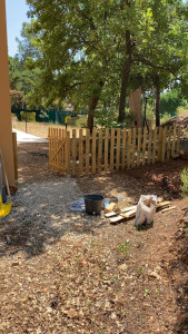 Photo de galerie - Réalisation de pieux en béton et pose de barrières bois+ portillon 