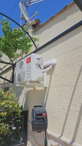 Photo de galerie - Pose d'un mono split sur support murale 
