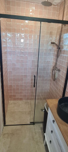 Photo de galerie - Salle d'eau, 
douche à l'italienne, carrelage imitation pierre
faïence carreau zellige 
