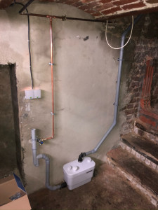 Photo de galerie - Pose d’un robinet machine à laver en cave avec pompe de relevage 