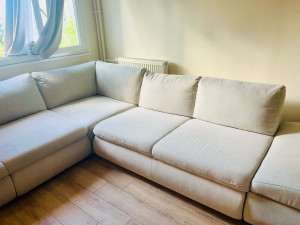 Photo de galerie - Canapé blanc après intervention ➡️ Nettoyage en étapes: ?détachage vapeur  ?brossage du canapé avec un détergent doux adapté canapé ?Passage injecteur-extracteur karcher ?Pulverisation  huiles essentielles anti-bactériennes et assainissantes  