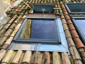 Photo de galerie - Façonnage sur mesure et pose d’entourage de Velux en zinc 