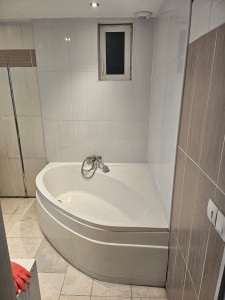 Photo de galerie - Nouvelles salle de bain avec réalisation carrelage mural + baignoire d'angles 