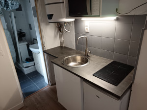 Photo de galerie - Pose de cuisine Ikea- découpe du plan de travail avec bande de champ - et une jolie crédence rafraîchi 