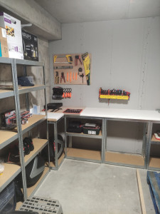 Photo de galerie - Réalisation d'un établi dans un petit garage et installation d'étagères 