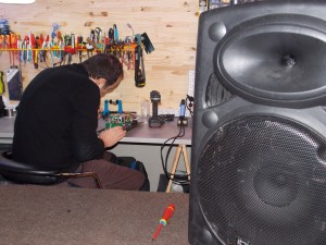 Photo de galerie - Réparation d'une enceinte amplifiée.