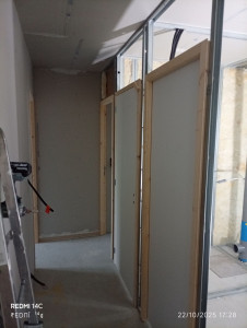 Photo de galerie - ➡️Réalisation d'un pavillon complet (Doublages, cloisons, pose de blocs-portes et bandes à joints)