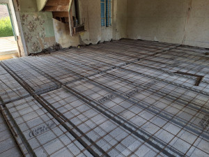 Photo de galerie - Création d'un nouveau plancher hourdis.
(ancien en bois)
Avec des éléments de piliers et poutre en béton armée,  installation des poutrelles + hourdis,  et ferraillage en attente pour couler du béton en toupie et pumi. 