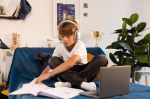 Photo de galerie - Les cours en visio, c’est la même approche qu’en présentiel, mais depuis chez soi ! On travaille ensemble, on reprend les points difficiles et on fait des exercices en direct. Le tout dans une ambiance détendue.