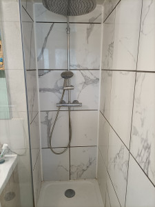 Photo de galerie - Installation d'un bac à douche, pose de la faïence et d'une barre de douche avec robinetterie 