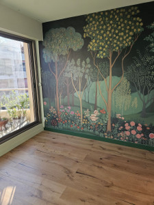 Photo de galerie - Préparation du support, pose d'un papier peint décoratif sur mesure avec raccords et pose de plinthes peintes. 
