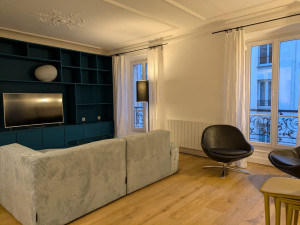 Photo de galerie - Bibliothèque (Salon) : Conception et pose de bibliothèques sur mesure. Nous assurons l'agencement complet, la menuiserie et les finitions peinture. Travail soigné pour optimiser votre intérieur. Devis gratuit et équipe professionnelle à votre service.