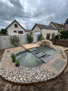 Photo de galerie - Aménagement d’un petit bassin avec terrasse et cascade