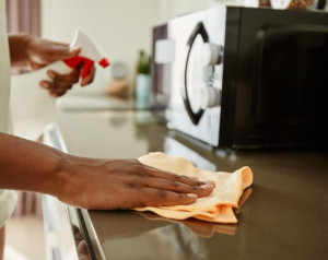 Photo de galerie - 
Nettoyage des surfaces
Essuyer et désinfecter la table, le plan de travail et la cuisinière.
Nettoyage de l’évier et les robinets pour enlever les traces de calcaire ou de graisse.

