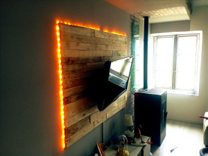 Photo de galerie - Réalisation d'un mur tv en bois de palette et ajout de bandes à leds.