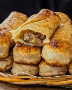 Photo de galerie - Les ' Hui Tou' sont une spécialité du nord de la Chine, proches des raviolis. Ils sont d’abord façonnés puis cuits à la poêle, ce qui leur donne une texture croustillante à l’extérieur et tendre à l’intérieur, avec une farce savoureuse.