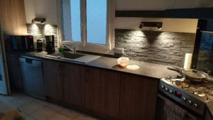 Photo de galerie - Montage cuisine découpe plan de travail pose de parement et installation éclairage 