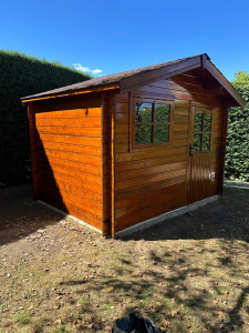 Photo de galerie - Réalisation d’un ponçage et de deux couche de vernis sur chalet jardin 