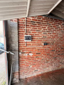 Photo de galerie - Installation d’un tableau divisionnaire étanche pour garage et d’une prise double étanche. Tirage de câble et pose de tube IRL. ⚡️?? 
