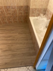 Photo de galerie - Parquet flottant salle de bain