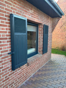 Photo de galerie - Décapage, poncage, époussetage, fourniture et application de 2 couches de peinture bois professionnel gris anthracite.