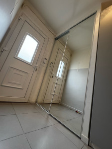 Photo de galerie - Pose d’une façade coulissante avec miroir sur mesure 
