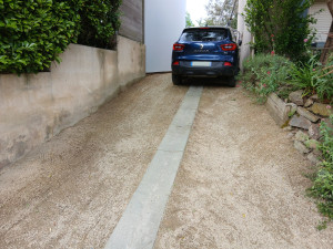 Photo de galerie - Désherbage manuel précis de l’allée gravillonnée  
Les herbes indésirables ont été retirées une à une pour un rendu propre et durable.