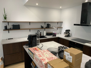 Photo de galerie - Pose de cuisine équipé avec ilot central. 