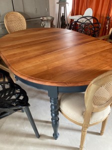 Photo de galerie - Rénovation d'une table en bois. Nous lui avons donné une seconde jeunesse. Plutôt que d'acheter du neuf, cette solution peut être la Bonne. Après ponçage, réparations, impression et traitement.... Voila le résultat! Une table unique et personnelle.
