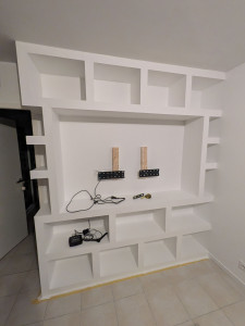 Photo de galerie - Réalisation d'un meuble TV en placo avec bande à joint