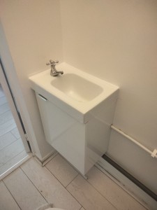 Photo de galerie - Lave mains peser sur un meuble salle de bain 