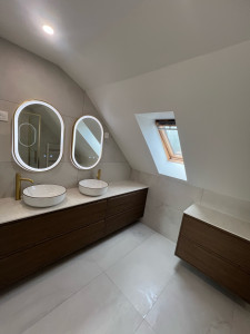 Photo de galerie - Refonte complète avec pose de carrelage, installation de la plomberie et de la douche. Travail propre, finitions nettes, résultat confortable et durable, prêt à l’usage. Lieu : Esbly